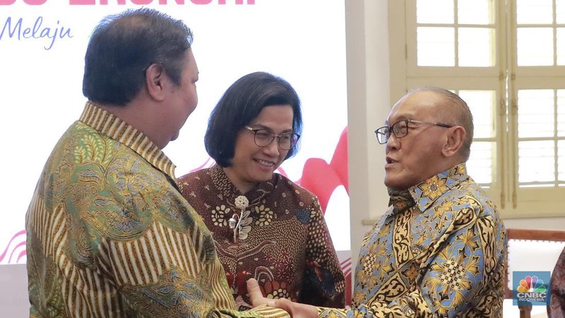 Menko Perekonomian periode 2014, Chairul Tanjung; Menko Perekonomian periode 2015-2019, Darmin Nasution ; Menko Perekonomian periode 2001-2004, Dorodjatun Kuntjoro-Jakti; Menko Perekonomian periode sekarang Airlangga Hartarto; Menko Perekonomian periode 2008 Sri Mulyani; dan Menko Perekonomian 2004-2005 Aburizal Bakri saat hadir diacara Dialog Ekonomi HUT ke 58 Kemenko Perekonomian di Gedung Kemenko Perekonomian, Jakarta, Selasa, (27/8/2024). (վ/Muhammad Sabki)