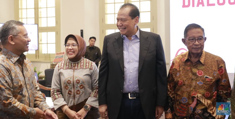 Menko Perekonomian periode 2014, Chairul Tanjung; Menko Perekonomian periode 2015-2019, Darmin Nasution ; Menko Perekonomian periode 2001-2004, Dorodjatun Kuntjoro-Jakti; Menko Perekonomian periode sekarang Airlangga Hartarto; Menko Perekonomian periode 2008 Sri Mulyani; dan Menko Perekonomian 2004-2005 Aburizal Bakri saat hadir diacara Dialog Ekonomi HUT ke 58 Kemenko Perekonomian di Gedung Kemenko Perekonomian, Jakarta, Selasa, (27/8/2024). (CNBC Indonesia/Muhammad Sabki)