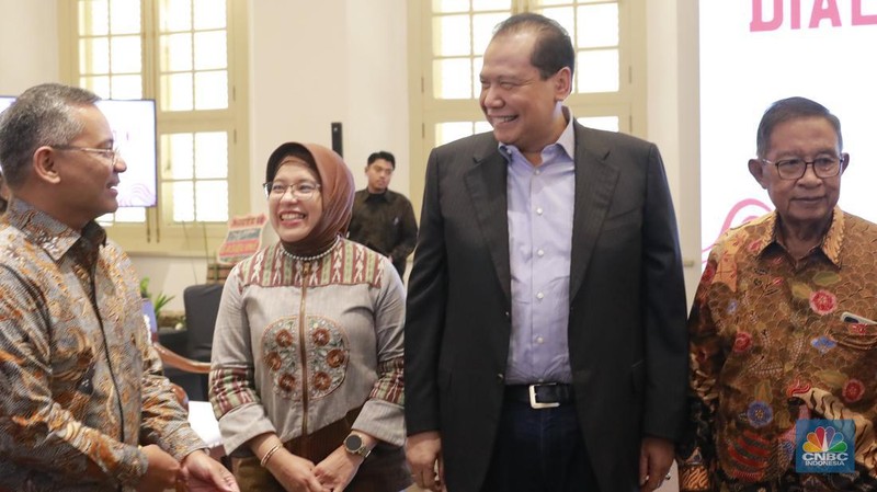 Menko Perekonomian periode 2014, Chairul Tanjung; Menko Perekonomian periode 2015-2019, Darmin Nasution ; Menko Perekonomian periode 2001-2004, Dorodjatun Kuntjoro-Jakti; Menko Perekonomian periode sekarang Airlangga Hartarto; Menko Perekonomian periode 2008 Sri Mulyani; dan Menko Perekonomian 2004-2005 Aburizal Bakri saat hadir diacara Dialog Ekonomi HUT ke 58 Kemenko Perekonomian di Gedung Kemenko Perekonomian, Jakarta, Selasa, (27/8/2024). (վ/Muhammad Sabki)