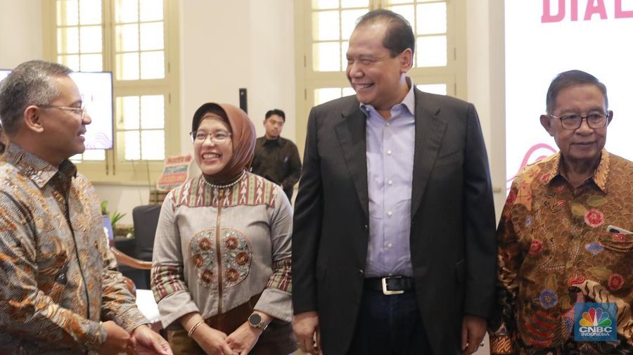 Menko Perekonomian periode 2014, Chairul Tanjung; Menko Perekonomian periode 2015-2019, Darmin Nasution ; Menko Perekonomian periode 2001-2004, Dorodjatun Kuntjoro-Jakti; Menko Perekonomian periode sekarang Airlangga Hartarto; Menko Perekonomian periode 2008 Sri Mulyani; dan Menko Perekonomian 2004-2005 Aburizal Bakri saat hadir diacara Dialog Ekonomi HUT ke 58 Kemenko Perekonomian di Gedung Kemenko Perekonomian, Jakarta, Selasa, (27/8/2024). (CNBC Indonesia/Muhammad Sabki)