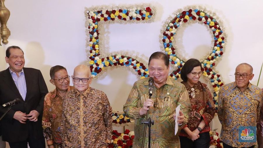 Menko Perekonomian periode 2014, Chairul Tanjung; Menko Perekonomian periode 2015-2019, Darmin Nasution ; Menko Perekonomian periode 2001-2004, Dorodjatun Kuntjoro-Jakti; Menko Perekonomian periode sekarang Airlangga Hartarto; Menko Perekonomian periode 2008 Sri Mulyani; dan Menko Perekonomian 2004-2005 Aburizal Bakri saat hadir diacara Dialog Ekonomi HUT ke 58 Kemenko Perekonomian di Gedung Kemenko Perekonomian, Jakarta, Selasa, (27/8/2024). (վ/Muhammad Sabki)