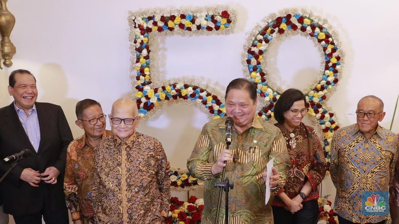 Menko Perekonomian periode 2014, Chairul Tanjung; Menko Perekonomian periode 2015-2019, Darmin Nasution ; Menko Perekonomian periode 2001-2004, Dorodjatun Kuntjoro-Jakti; Menko Perekonomian periode sekarang Airlangga Hartarto; Menko Perekonomian periode 2008 Sri Mulyani; dan Menko Perekonomian 2004-2005 Aburizal Bakri saat hadir diacara Dialog Ekonomi HUT ke 58 Kemenko Perekonomian di Gedung Kemenko Perekonomian, Jakarta, Selasa, (27/8/2024). (վ/Muhammad Sabki)