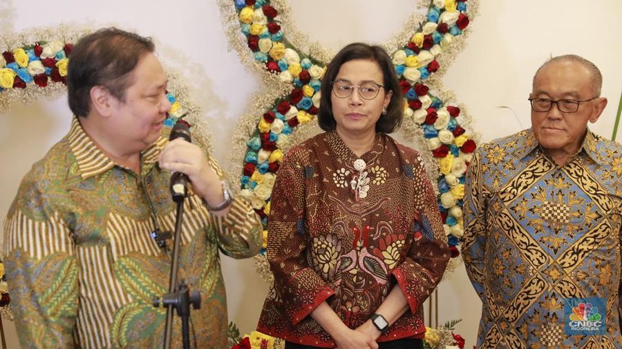 Menko Perekonomian periode 2014, Chairul Tanjung; Menko Perekonomian periode 2015-2019, Darmin Nasution ; Menko Perekonomian periode 2001-2004, Dorodjatun Kuntjoro-Jakti; Menko Perekonomian periode sekarang Airlangga Hartarto; Menko Perekonomian periode 2008 Sri Mulyani; dan Menko Perekonomian 2004-2005 Aburizal Bakri saat hadir diacara Dialog Ekonomi HUT ke 58 Kemenko Perekonomian di Gedung Kemenko Perekonomian, Jakarta, Selasa, (27/8/2024). (վ/Muhammad Sabki)