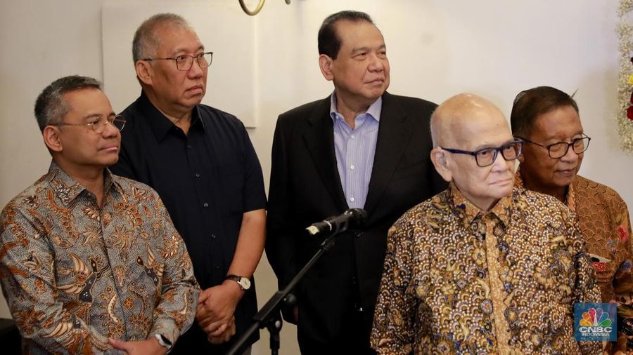 Menko Perekonomian periode 2014, Chairul Tanjung; Menko Perekonomian periode 2015-2019, Darmin Nasution ; Menko Perekonomian periode 2001-2004, Dorodjatun Kuntjoro-Jakti; Menko Perekonomian periode sekarang Airlangga Hartarto; Menko Perekonomian periode 2008 Sri Mulyani; dan Menko Perekonomian 2004-2005 Aburizal Bakri saat hadir diacara Dialog Ekonomi HUT ke 58 Kemenko Perekonomian di Gedung Kemenko Perekonomian, Jakarta, Selasa, (27/8/2024). (վ/Muhammad Sabki)