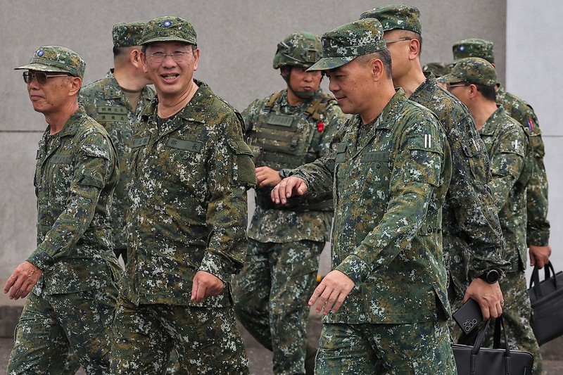 Rudal antitank berpemandu kawat TOW-2A buatan AS, diluncurkan oleh tentara Taiwan dari kendaraan pengangkut M1167 TOW di tempat pelatihan Fangshan di Pingtung, Taiwan, 26 Agustus 2024. (REUTERS/Ann Wang)
