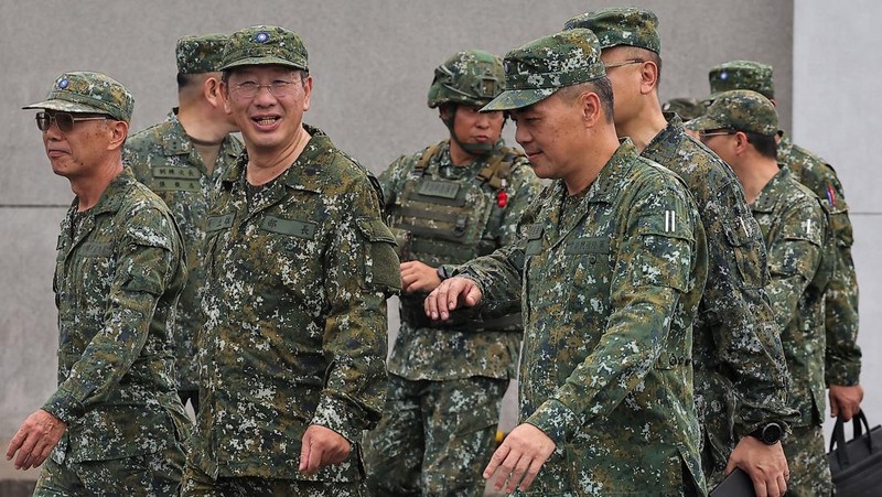 Rudal antitank berpemandu kawat TOW-2A buatan AS, diluncurkan oleh tentara Taiwan dari kendaraan pengangkut M1167 TOW di tempat pelatihan Fangshan di Pingtung, Taiwan, 26 Agustus 2024. (REUTERS/Ann Wang)
