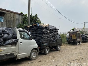 Mobil Sampah Masih Antre Usai TPS Liar di Limo Depok Ditutup Warga