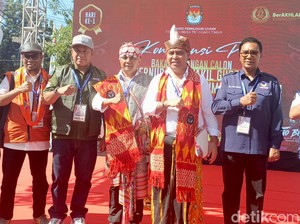 Pasangan Siaga Kenakan Pakaian Adat Daftar ke KPU NTT