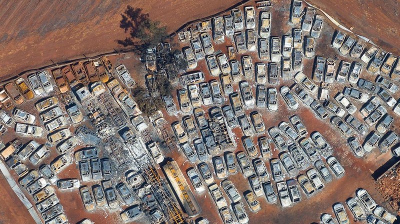 Pemandangan dari drone menunjukkan mobil-mobil yang terbakar di gudang kendaraan yang disita oleh polisi di kota Dumont, negara bagian Sao Paulo, Brasil, Senin (26/8/2024). (REUTERS/JOEL SILVA)