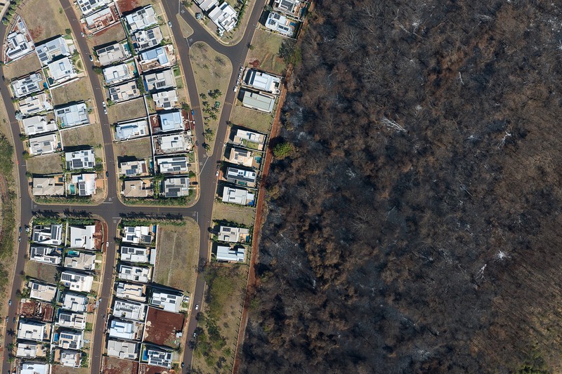 Pemandangan dari drone menunjukkan mobil-mobil yang terbakar di gudang kendaraan yang disita oleh polisi di kota Dumont, negara bagian Sao Paulo, Brasil, Senin (26/8/2024). (REUTERS/JOEL SILVA) Pemandangan dari drone menunjukkan mobil-mobil yang terbakar di gudang kendaraan yang disita oleh polisi di kota Dumont, negara bagian Sao Paulo, Brasil, Senin (26/8/2024). (REUTERS/JOEL SILVA)