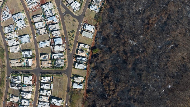 Pemandangan dari drone menunjukkan mobil-mobil yang terbakar di gudang kendaraan yang disita oleh polisi di kota Dumont, negara bagian Sao Paulo, Brasil, Senin (26/8/2024). (REUTERS/JOEL SILVA)