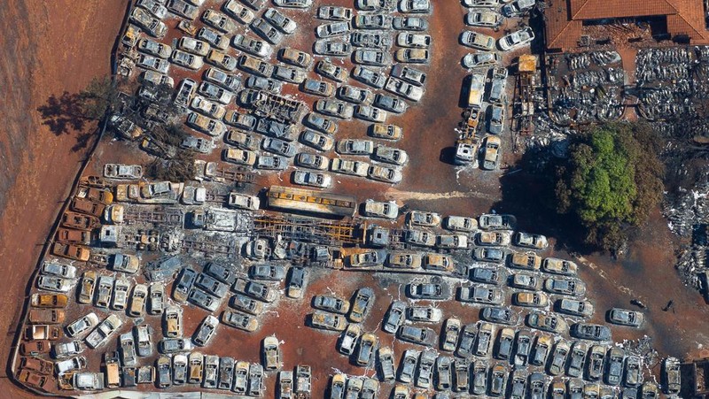 Pemandangan dari drone menunjukkan mobil-mobil yang terbakar di gudang kendaraan yang disita oleh polisi di kota Dumont, negara bagian Sao Paulo, Brasil, Senin (26/8/2024). (REUTERS/JOEL SILVA)