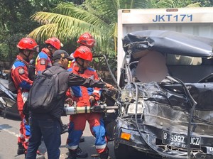 Tabrakan Mobil Boks Vs Truk Fuso di Jakut, 1 Korban Terjepit