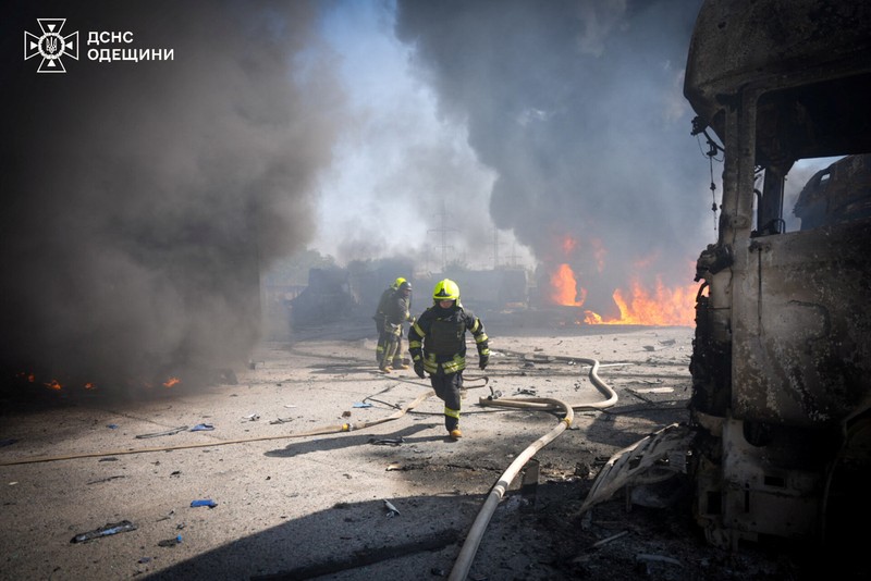 Petugas pemadam kebakaran bekerja di lokasi serangan rudal Rusia, di tengah serangan Rusia terhadap Ukraina, di wilayah Odesa, Ukraina, 26 Agustus 2024. (via REUTERS/STATE EMERGENCY SERVICE OF UKRAI)