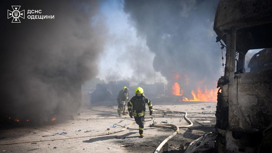 Petugas pemadam kebakaran bekerja di lokasi serangan rudal Rusia, di tengah serangan Rusia terhadap Ukraina, di wilayah Odesa, Ukraina, 26 Agustus 2024. (via REUTERS/STATE EMERGENCY SERVICE OF UKRAI)