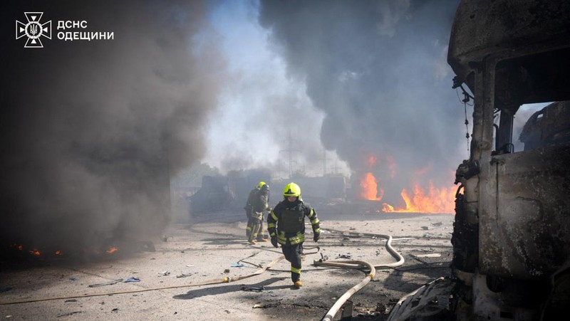 Petugas pemadam kebakaran bekerja di lokasi serangan rudal Rusia, di tengah serangan Rusia terhadap Ukraina, di wilayah Odesa, Ukraina, 26 Agustus 2024. (via REUTERS/STATE EMERGENCY SERVICE OF UKRAI)