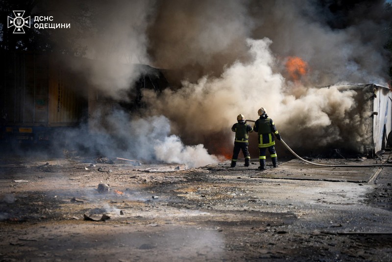 Petugas pemadam kebakaran bekerja di lokasi serangan rudal Rusia, di tengah serangan Rusia terhadap Ukraina, di wilayah Odesa, Ukraina, 26 Agustus 2024. (via REUTERS/STATE EMERGENCY SERVICE OF UKRAI)