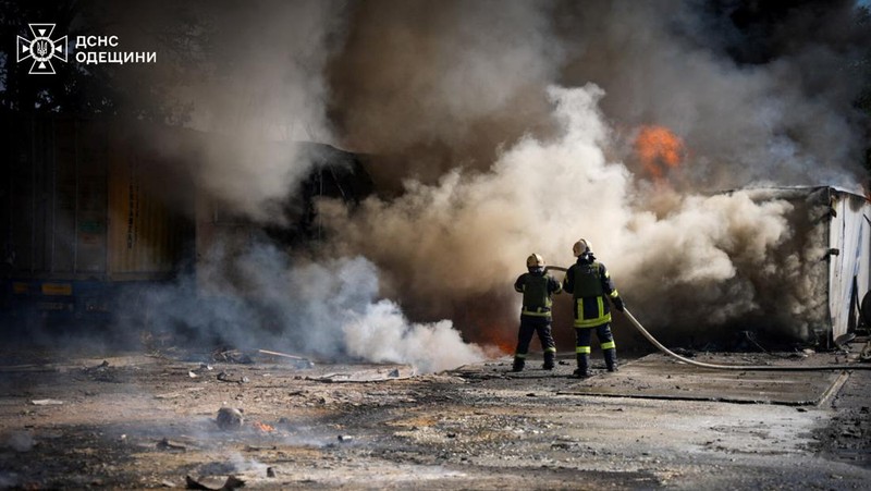 Petugas pemadam kebakaran bekerja di lokasi serangan rudal Rusia, di tengah serangan Rusia terhadap Ukraina, di wilayah Odesa, Ukraina, 26 Agustus 2024. (via REUTERS/STATE EMERGENCY SERVICE OF UKRAI)