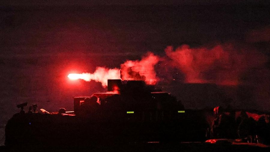 Rudal antitank berpemandu kawat TOW-2A buatan AS diluncurkan oleh tentara Taiwan dari kendaraan pengangkut M1167 TOW di tempat pelatihan Fansghan di Pingtung, Taiwan, 26 Agustus 2024. (REUTERS/Ann Wang)