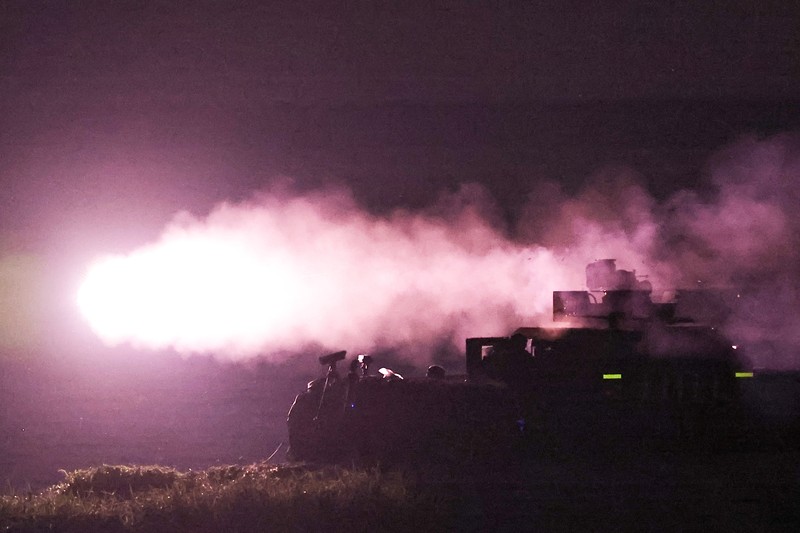 Rudal antitank berpemandu kawat TOW-2A buatan AS, diluncurkan oleh tentara Taiwan dari kendaraan pengangkut M1167 TOW di tempat pelatihan Fangshan di Pingtung, Taiwan, 26 Agustus 2024. Rudal antitank berpemandu kawat TOW-2A buatan AS, diluncurkan oleh tentara Taiwan dari kendaraan pengangkut M1167 TOW di tempat pelatihan Fangshan di Pingtung, Taiwan, 26 Agustus 2024. (REUTERS/Ann Wang)