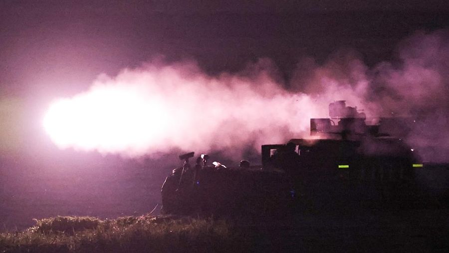 Rudal antitank berpemandu kawat TOW-2A buatan AS, diluncurkan oleh tentara Taiwan dari kendaraan pengangkut M1167 TOW di tempat pelatihan Fangshan di Pingtung, Taiwan, 26 Agustus 2024. (REUTERS/Ann Wang)