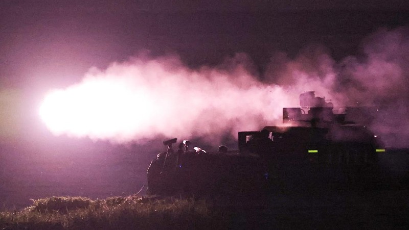 Rudal antitank berpemandu kawat TOW-2A buatan AS, diluncurkan oleh tentara Taiwan dari kendaraan pengangkut M1167 TOW di tempat pelatihan Fangshan di Pingtung, Taiwan, 26 Agustus 2024. (REUTERS/Ann Wang)