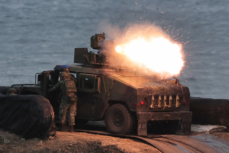 Rudal antitank berpemandu kawat TOW-2A buatan AS, diluncurkan oleh tentara Taiwan dari kendaraan pengangkut M1167 TOW di tempat pelatihan Fangshan di Pingtung, Taiwan, 26 Agustus 2024. Rudal antitank berpemandu kawat TOW-2A buatan AS, diluncurkan oleh tentara Taiwan dari kendaraan pengangkut M1167 TOW di tempat pelatihan Fangshan di Pingtung, Taiwan, 26 Agustus 2024. (REUTERS/Ann Wang)