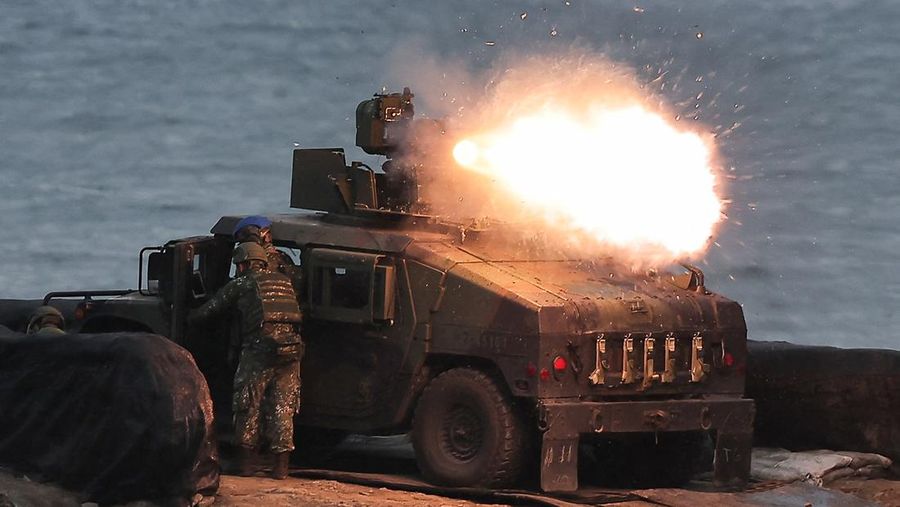 Rudal antitank berpemandu kawat TOW-2A buatan AS, diluncurkan oleh tentara Taiwan dari kendaraan pengangkut M1167 TOW di tempat pelatihan Fangshan di Pingtung, Taiwan, 26 Agustus 2024. (REUTERS/Ann Wang)