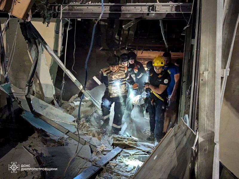 Petugas pemadam kebakaran bekerja di lokasi serangan rudal Rusia, di tengah serangan Rusia terhadap Ukraina, di wilayah Odesa, Ukraina, 26 Agustus 2024. (via REUTERS/STATE EMERGENCY SERVICE OF UKRAI) Petugas pemadam kebakaran bekerja di lokasi serangan rudal Rusia, di tengah serangan Rusia terhadap Ukraina, di wilayah Odesa, Ukraina, 26 Agustus 2024. (via REUTERS/STATE EMERGENCY SERVICE OF UKRAI)