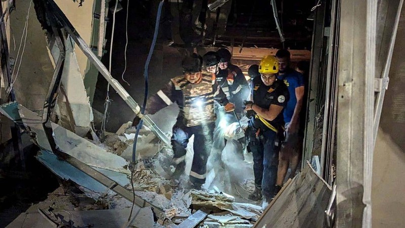 Petugas pemadam kebakaran bekerja di lokasi serangan rudal Rusia, di tengah serangan Rusia terhadap Ukraina, di wilayah Odesa, Ukraina, 26 Agustus 2024. (via REUTERS/STATE EMERGENCY SERVICE OF UKRAI)