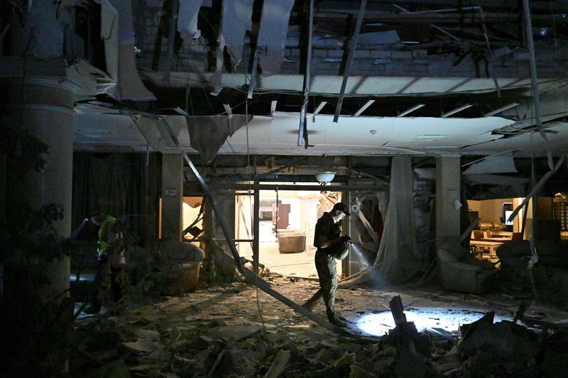 Petugas pemadam kebakaran bekerja di lokasi serangan rudal Rusia, di tengah serangan Rusia terhadap Ukraina, di wilayah Odesa, Ukraina, 26 Agustus 2024. (via REUTERS/STATE EMERGENCY SERVICE OF UKRAI) Petugas pemadam kebakaran bekerja di lokasi serangan rudal Rusia, di tengah serangan Rusia terhadap Ukraina, di wilayah Odesa, Ukraina, 26 Agustus 2024. (via REUTERS/STATE EMERGENCY SERVICE OF UKRAI)