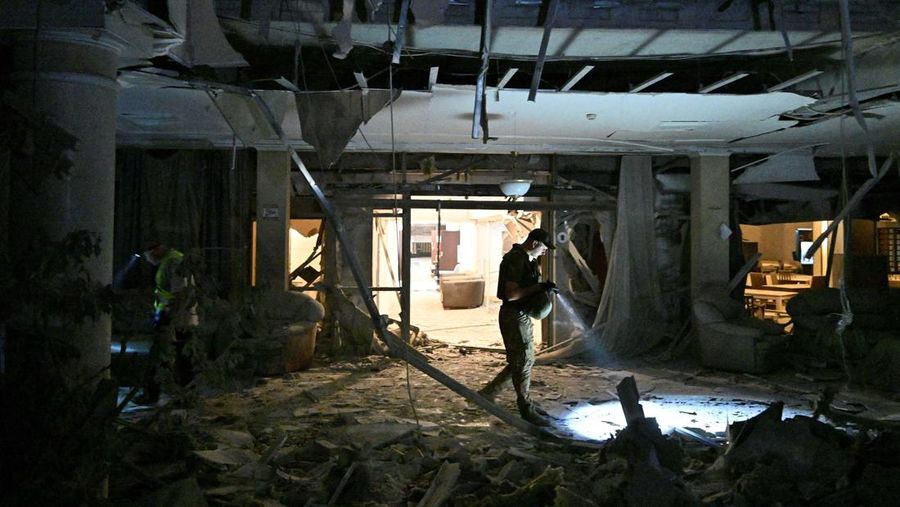 Petugas pemadam kebakaran bekerja di lokasi serangan rudal Rusia, di tengah serangan Rusia terhadap Ukraina, di wilayah Odesa, Ukraina, 26 Agustus 2024. (via REUTERS/STATE EMERGENCY SERVICE OF UKRAI)