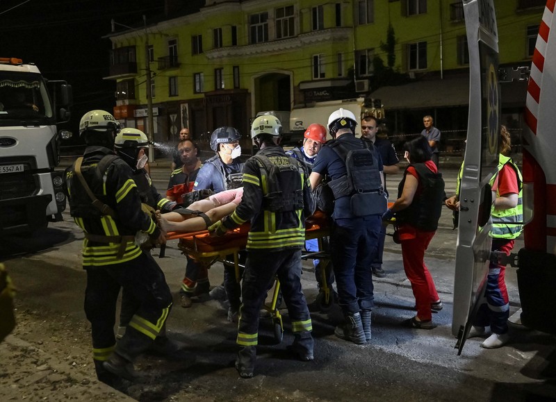 Petugas pemadam kebakaran bekerja di lokasi serangan rudal Rusia, di tengah serangan Rusia terhadap Ukraina, di wilayah Odesa, Ukraina, 26 Agustus 2024. (via REUTERS/STATE EMERGENCY SERVICE OF UKRAI) Petugas pemadam kebakaran bekerja di lokasi serangan rudal Rusia, di tengah serangan Rusia terhadap Ukraina, di wilayah Odesa, Ukraina, 26 Agustus 2024. (via REUTERS/STATE EMERGENCY SERVICE OF UKRAI)