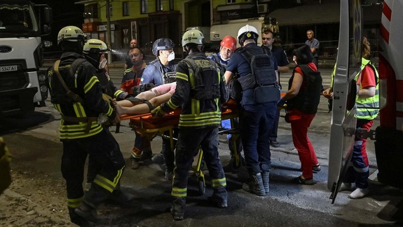 Petugas pemadam kebakaran bekerja di lokasi serangan rudal Rusia, di tengah serangan Rusia terhadap Ukraina, di wilayah Odesa, Ukraina, 26 Agustus 2024. (via REUTERS/STATE EMERGENCY SERVICE OF UKRAI)