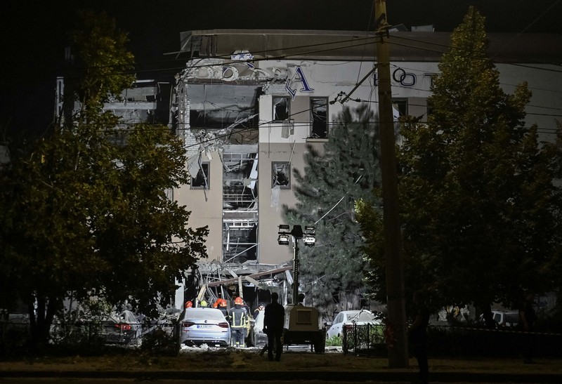 Petugas pemadam kebakaran bekerja di lokasi serangan rudal Rusia, di tengah serangan Rusia terhadap Ukraina, di wilayah Odesa, Ukraina, 26 Agustus 2024. (via REUTERS/STATE EMERGENCY SERVICE OF UKRAI) Petugas pemadam kebakaran bekerja di lokasi serangan rudal Rusia, di tengah serangan Rusia terhadap Ukraina, di wilayah Odesa, Ukraina, 26 Agustus 2024. (via REUTERS/STATE EMERGENCY SERVICE OF UKRAI)
