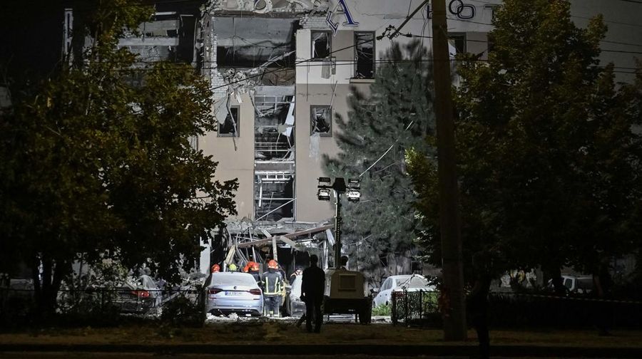 Petugas pemadam kebakaran bekerja di lokasi serangan rudal Rusia, di tengah serangan Rusia terhadap Ukraina, di wilayah Odesa, Ukraina, 26 Agustus 2024. (via REUTERS/STATE EMERGENCY SERVICE OF UKRAI)