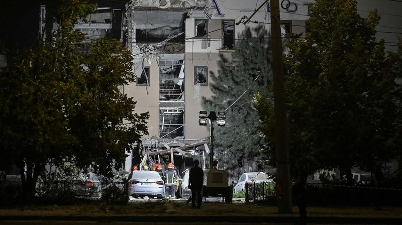 Petugas pemadam kebakaran bekerja di lokasi serangan rudal Rusia, di tengah serangan Rusia terhadap Ukraina, di wilayah Odesa, Ukraina, 26 Agustus 2024. (via REUTERS/STATE EMERGENCY SERVICE OF UKRAI)