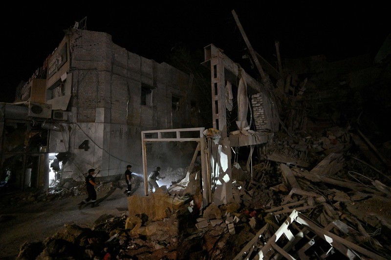 Petugas pemadam kebakaran bekerja di lokasi serangan rudal Rusia, di tengah serangan Rusia terhadap Ukraina, di wilayah Odesa, Ukraina, 26 Agustus 2024. (via REUTERS/STATE EMERGENCY SERVICE OF UKRAI)