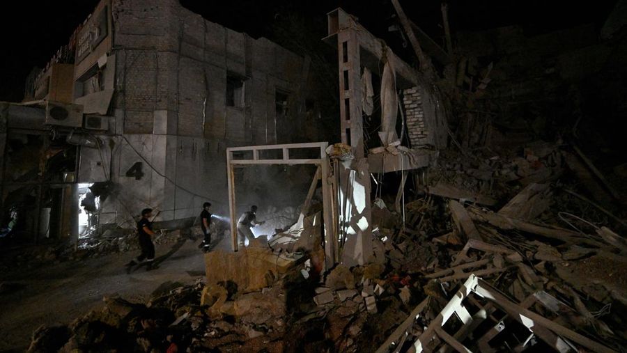 Petugas pemadam kebakaran bekerja di lokasi serangan rudal Rusia, di tengah serangan Rusia terhadap Ukraina, di wilayah Odesa, Ukraina, 26 Agustus 2024. (via REUTERS/STATE EMERGENCY SERVICE OF UKRAI)