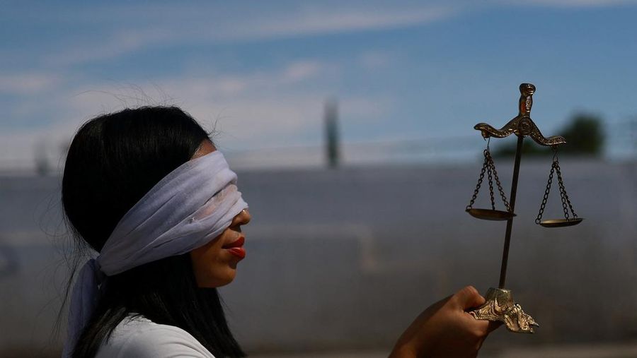 Para pegawai lembaga peradilan federal menggelar unjuk rasa selama aksi mogok nasional tanpa batas waktu sebelum para legislator memberikan suara atas reformasi peradilan negara tersebut, termasuk beralih ke pemilihan hakim secara langsung, di Ciudad Juarez, Meksiko, 25 Agustus 2024. (REUTERS/Jose Luis Gonzalez)
