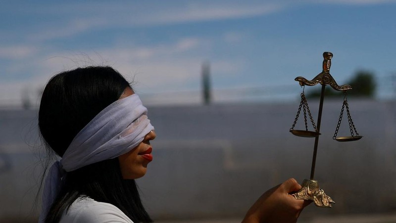 Para pegawai lembaga peradilan federal menggelar unjuk rasa selama aksi mogok nasional tanpa batas waktu sebelum para legislator memberikan suara atas reformasi peradilan negara tersebut, termasuk beralih ke pemilihan hakim secara langsung, di Ciudad Juarez, Meksiko, 25 Agustus 2024. (REUTERS/Jose Luis Gonzalez)