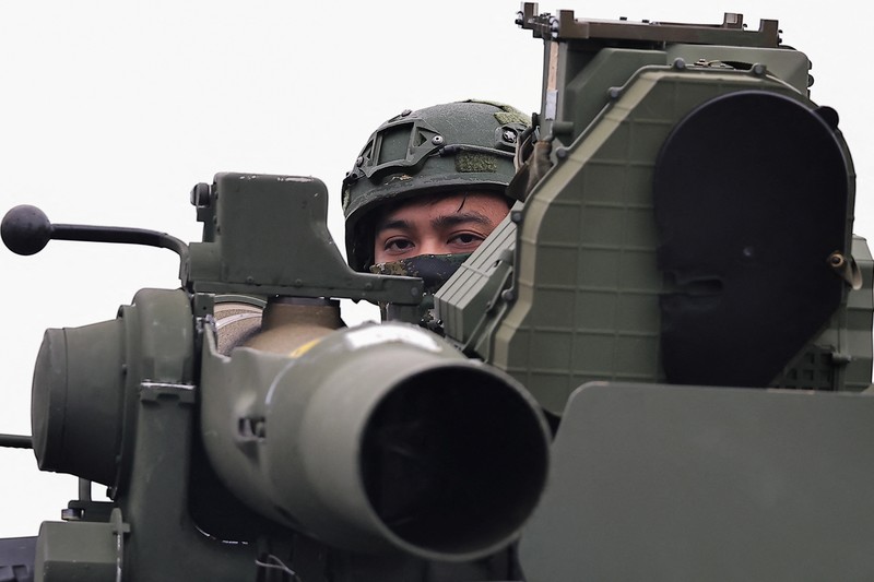 Rudal antitank berpemandu kawat TOW-2A buatan AS, diluncurkan oleh tentara Taiwan dari kendaraan pengangkut M1167 TOW di tempat pelatihan Fangshan di Pingtung, Taiwan, 26 Agustus 2024. Rudal antitank berpemandu kawat TOW-2A buatan AS, diluncurkan oleh tentara Taiwan dari kendaraan pengangkut M1167 TOW di tempat pelatihan Fangshan di Pingtung, Taiwan, 26 Agustus 2024. (REUTERS/Ann Wang)