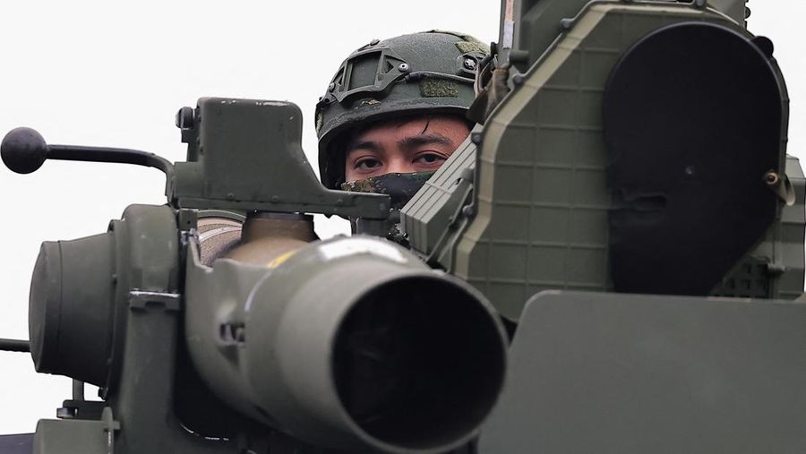 Rudal antitank berpemandu kawat TOW-2A buatan AS, diluncurkan oleh tentara Taiwan dari kendaraan pengangkut M1167 TOW di tempat pelatihan Fangshan di Pingtung, Taiwan, 26 Agustus 2024. (REUTERS/Ann Wang)