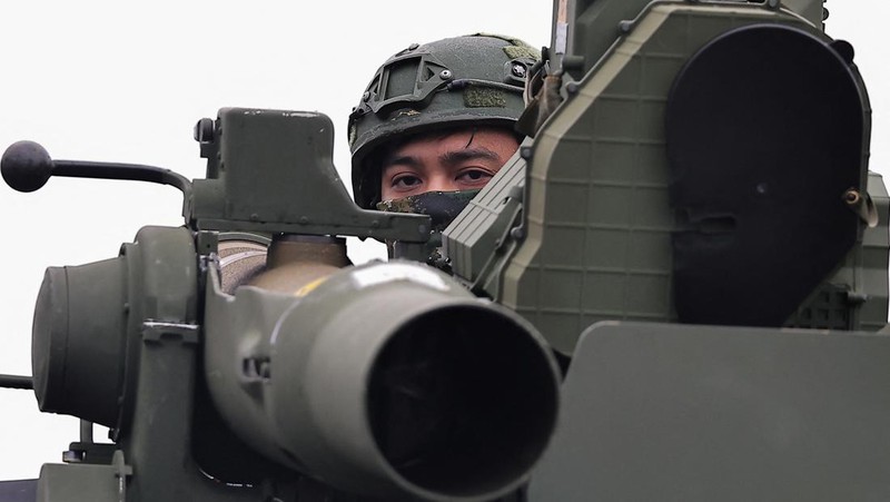 Rudal antitank berpemandu kawat TOW-2A buatan AS, diluncurkan oleh tentara Taiwan dari kendaraan pengangkut M1167 TOW di tempat pelatihan Fangshan di Pingtung, Taiwan, 26 Agustus 2024. (REUTERS/Ann Wang)