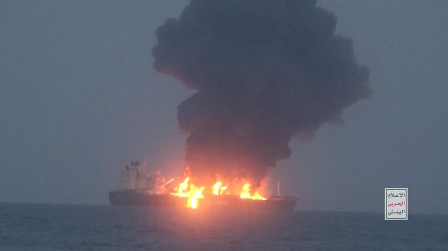 Tangkapan layar dari video yang dirilis pada 21 Agustus 2024 oleh Houthi Yaman menunjukkan apa yang mereka katakan sebagai asap mengepul dari kebakaran di atas kapal tanker minyak berbendera Yunani di Laut Merah. (Houthi Military Media/Handout via REUTERS)