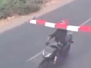 Brakk! Pemotor Tabrak Palang Pintu Perlintasan hingga Tersungkur di Rel KA