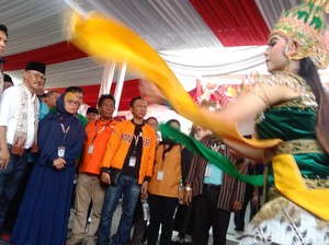 Lucky Hakim-Syaefudin Daftar Pilbup Indramayu, Disambut Tari Srimpih