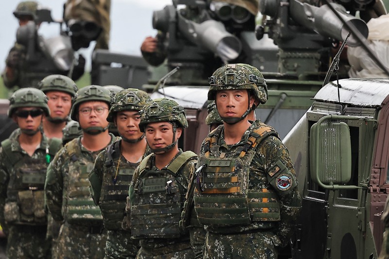 Rudal antitank berpemandu kawat TOW-2A buatan AS, diluncurkan oleh tentara Taiwan dari kendaraan pengangkut M1167 TOW di tempat pelatihan Fangshan di Pingtung, Taiwan, 26 Agustus 2024. Rudal antitank berpemandu kawat TOW-2A buatan AS, diluncurkan oleh tentara Taiwan dari kendaraan pengangkut M1167 TOW di tempat pelatihan Fangshan di Pingtung, Taiwan, 26 Agustus 2024. (REUTERS/Ann Wang)