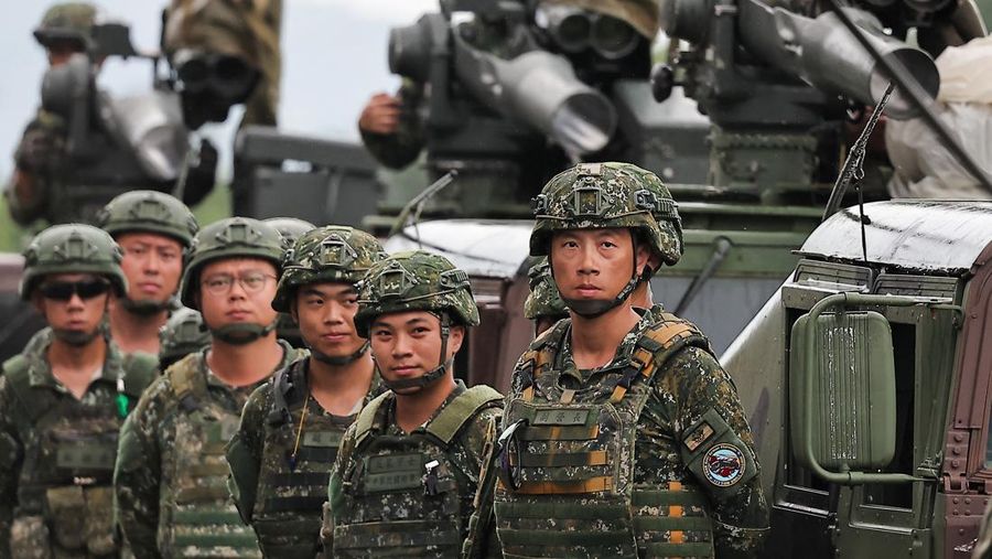 Tentara berdiri di samping kendaraan pengangkut M1167 TOW di tempat pelatihan Fangshan di Pingtung, Taiwan, 26 Agustus 2024. (REUTERS/Ann Wang)