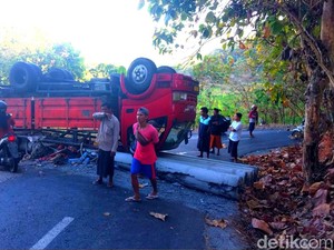Tak Kuat Nanjak, Truk Muat Tiang Listrik Terguling di Pamekasan